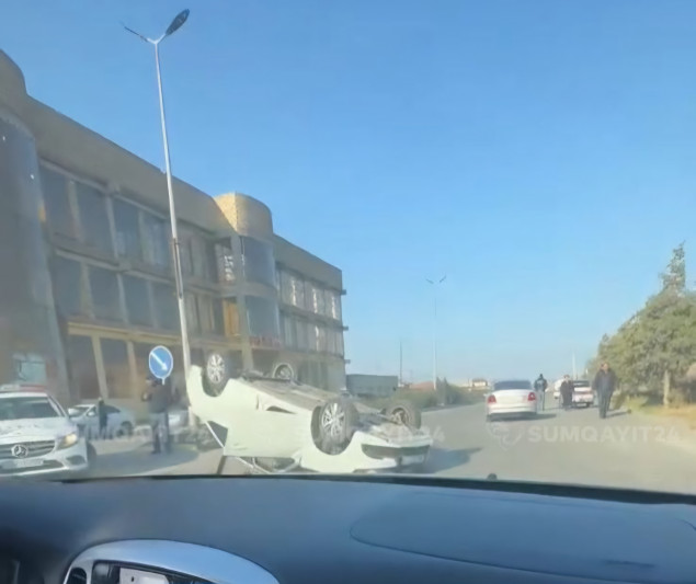 Çerkassı küçəsində avtomobil aşıb