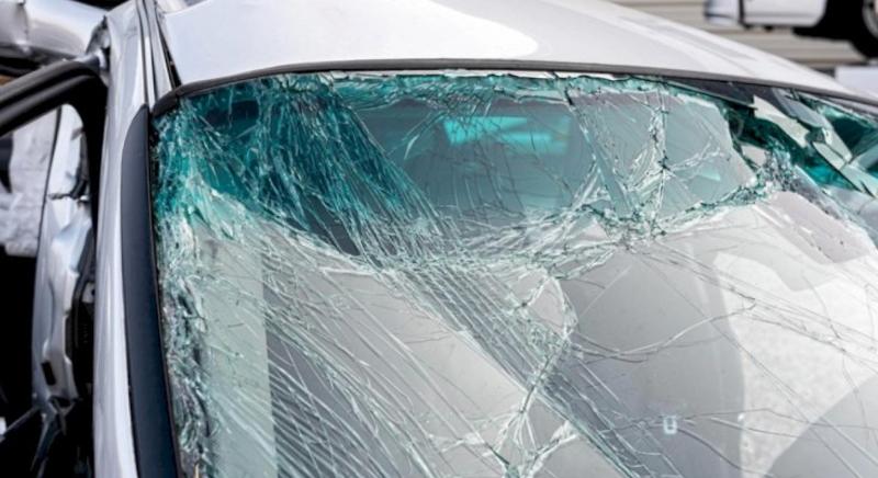 Sumqayıtda avtomobil mağazaya çırpılıb