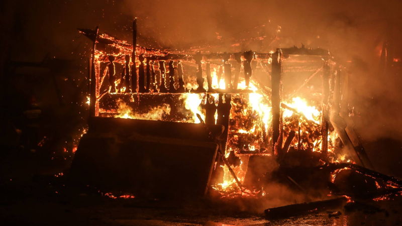 Sarayda köməkçi tikili yanıb
