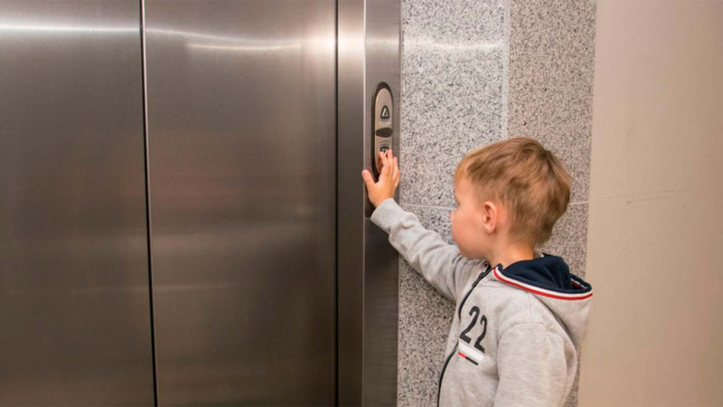 Liftdə qalan azyaşlıya yardım edildi