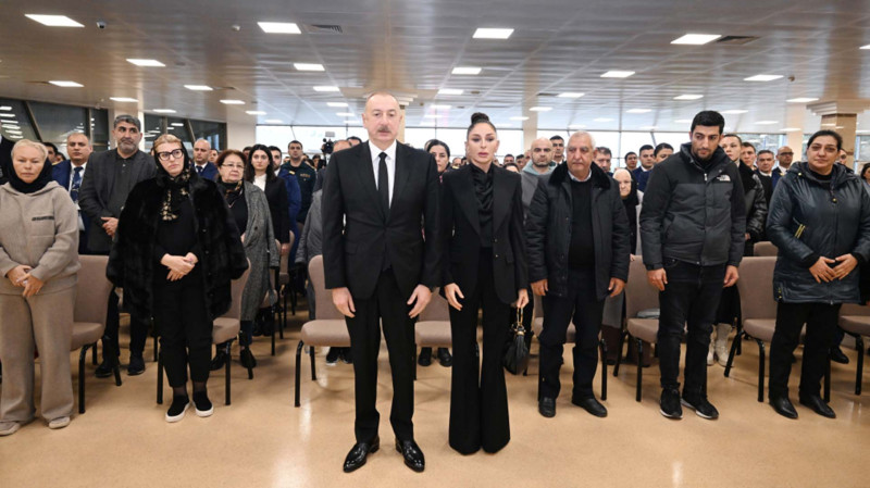 İlham Əliyev təyyarə qəzasında həlak olan ekipaj üzvlərinin vida mərasimində iştirak edib