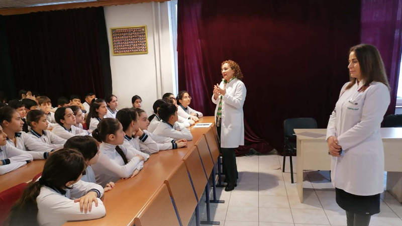 Məktəblilərə donor olmağın önəmliliyindən danışılıb