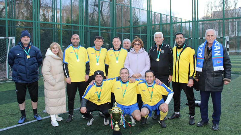 “Sumqayıt”ın veteran futbolçuları turnirin birincisi olublar