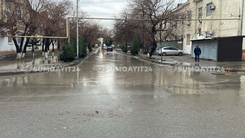 Sumqayıtda yağış suları küçəni keçilməz edir