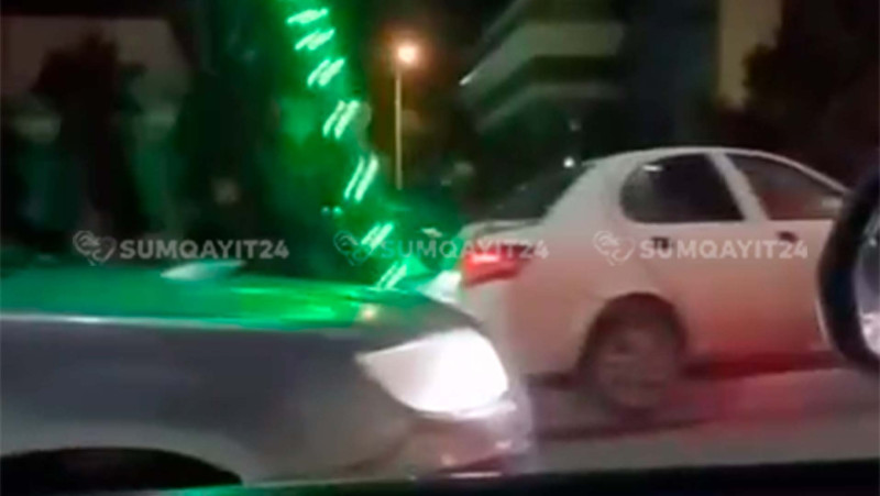 Sumqayıtda maşın işıq dirəyinə çırpıldı