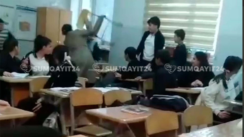 Sumqayıtda müəllim şagirdi stulla vurdu - VİDEO+YENİLƏNİB
