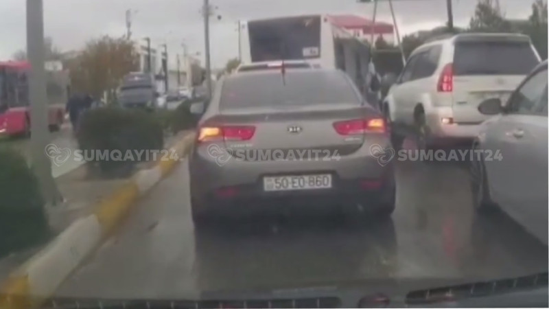 Sumqayıtda başqalarını heçə sayan avtobus sürücüsü - VİDEO