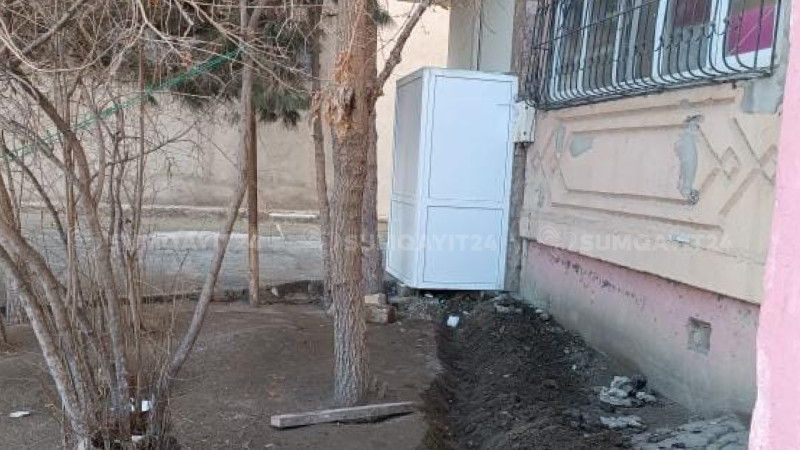 Sumqayıtda biabırçılıq: Tualeti binanın altında tikdilər