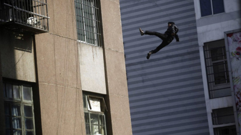 Başqasının namusuna göz dikdi, özünü 13-cü mərtəbədən atdı