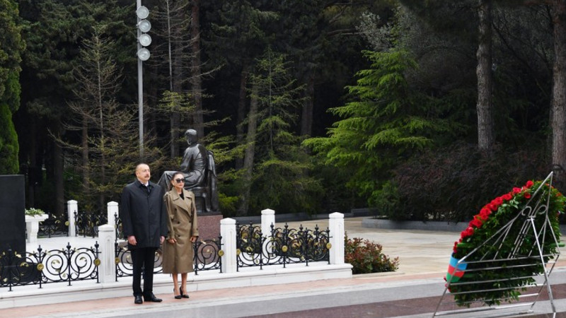Prezident İlham Əliyev və birinci xanım Mehriban Əliyeva Ümummilli Lider Heydər Əliyevin məzarını ziyarət ediblər