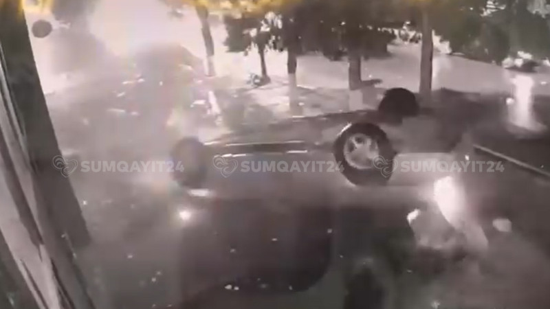 Sumqayıtda avtomobil mağazaya “girdi” - ANBAAN VİDEO