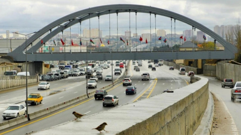 Sumqayıt yolunda kişi özünü körpüdən atıb