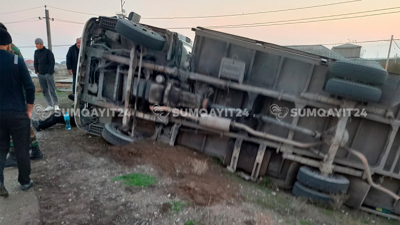 Sumqayıtda yük maşını aşıb: xəsarət alan var - YENİLƏNİB