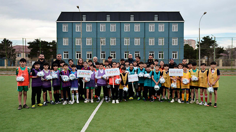 Sumqayıtda şagirdlərə futbol topları hədiyyə olundu