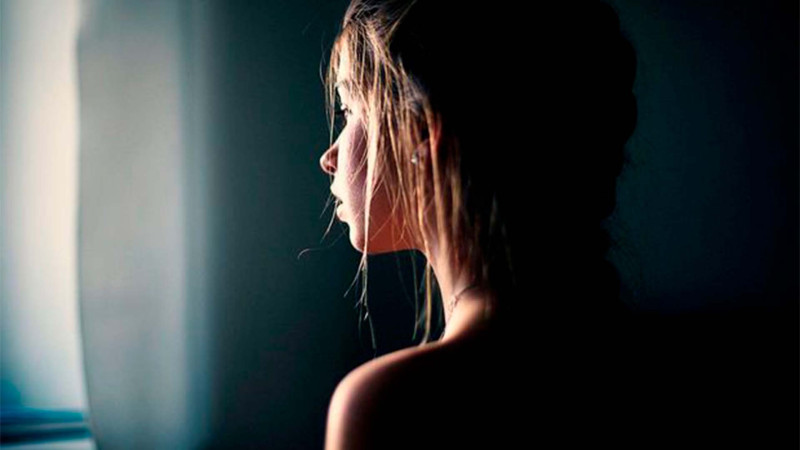 Ata azyaşlı qızını odun sobasında yandırdı, dırnağını çəkdi - MƏHKƏMƏ