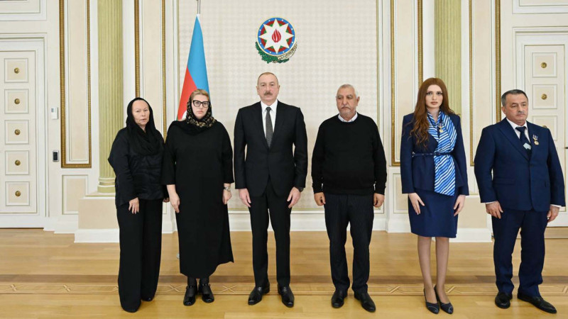 İlham Əliyev təyyarə qəzasında həlak olan ekipaj heyətinin ailə üzvləri və sağ qalan təyyarə bələdçiləri ilə görüşüb - YENİLƏNİB