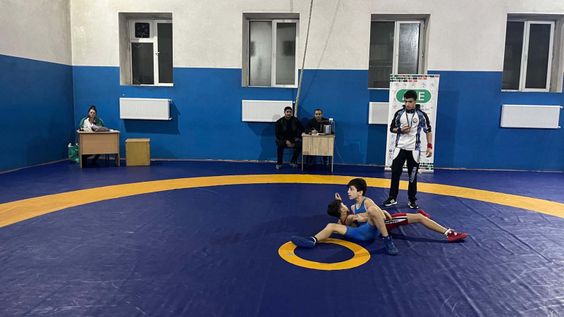 Sumqayıt birinciliyində qalib gələn güləşçilər təltif olundu