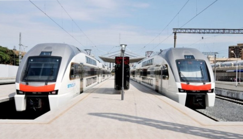 Qatar yoluna çıxan şəxs sıxlığa səbəb oldu