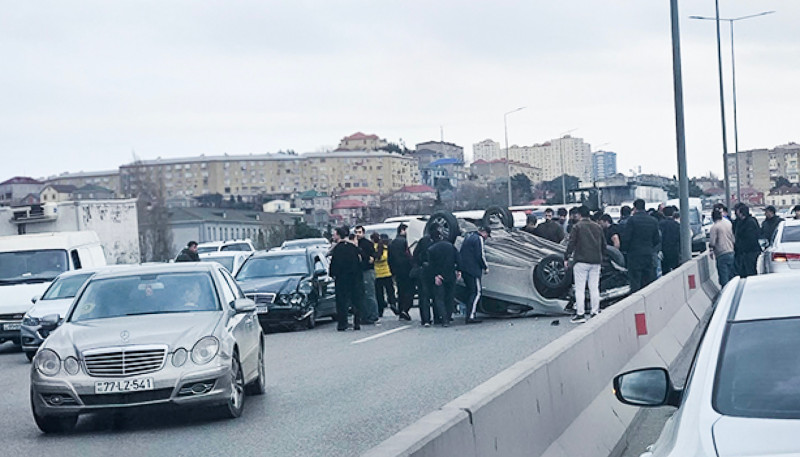 Sumqayıt yolunda qadın avtomobili aşırdı