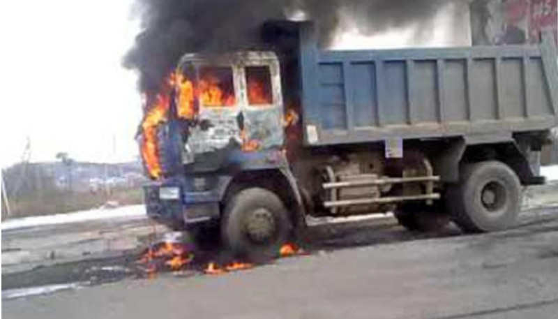Sumqayıtda “KamAz” yanıb