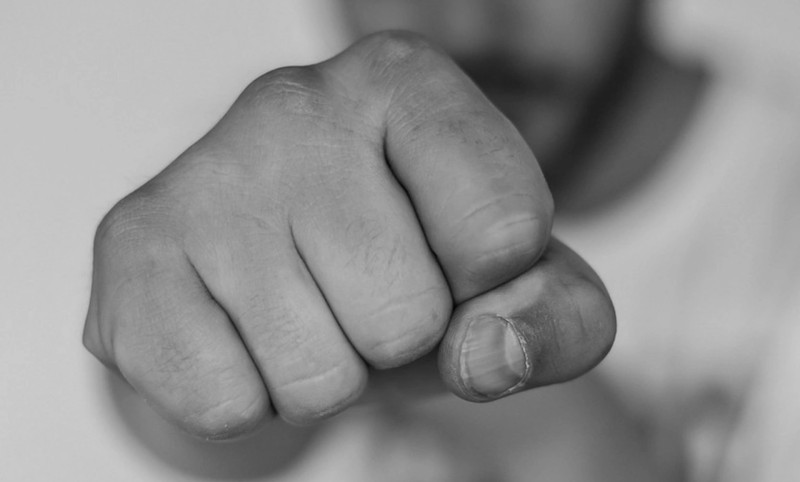 Sumqayıtda gənc anasını döyüb - TƏFƏRRÜAT