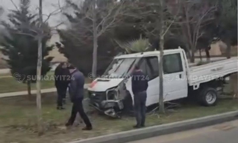 Sumqayıtda yük maşını ağaca çırpıldı - VİDEO + YENİLƏNİB