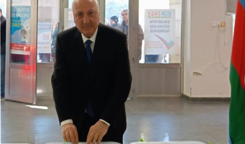 Zakir Fərəcov səs verdi - FOTO