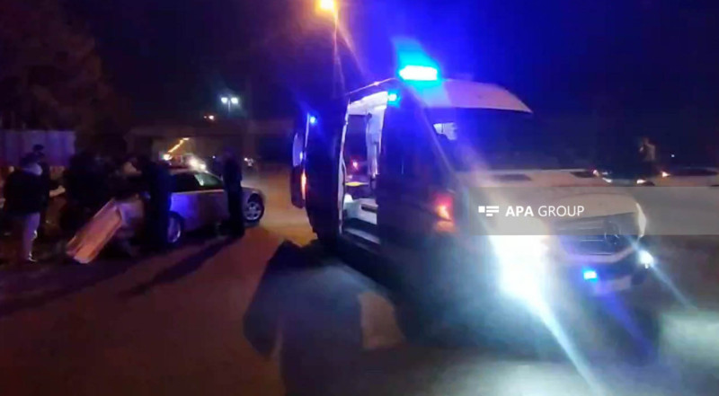 Sumqayıt yolunda Mercedes beton maneəyə çırpılıb