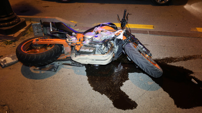 Sumqayıtda maşın motosikletlə toqquşdu – YARALILAR VAR - VİDEO