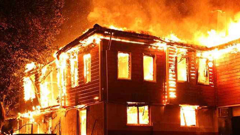 Sumqayıtda inzibati bina yanıb