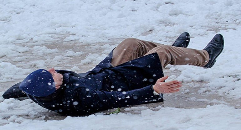 Qarlı havada xəsarət alanların sayı açıqlandı