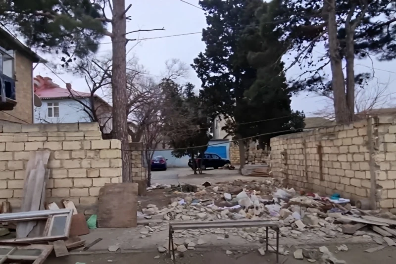 Sumqayıtda binanın həyəti çökdü: Sakinlər təhlükə ilə üz-üzə