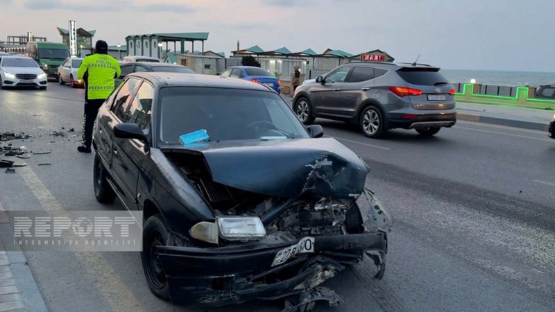 Sahil küçəsində qəza: 4 nəfər xəsarət alıb