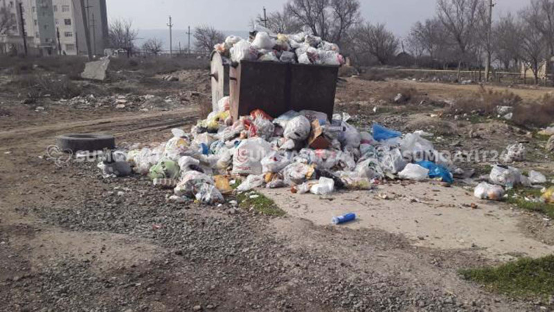 Tağıyev qəsəbəsində aşıb-daşan zibil qabları