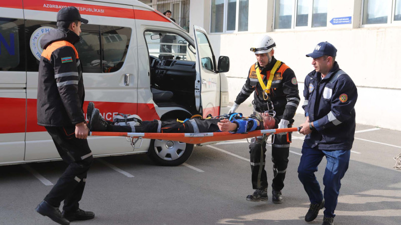 Məktəblilərə fövqəladə hallar zamanı davranış qaydaları nümayiş etdirilib