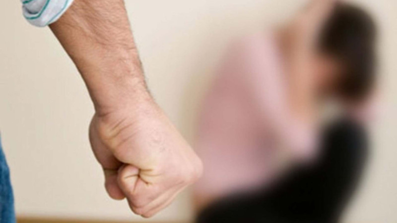 Novxanıda kişi 15 illik qız dostunun BAŞINI QAPIYA VURDU