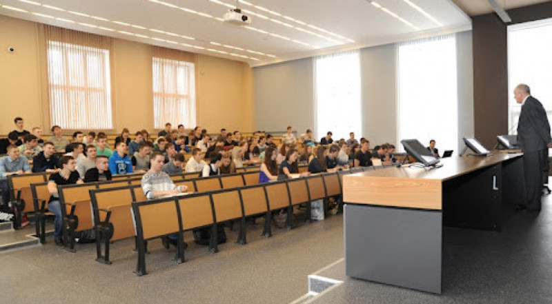 Bəzi universitetlərdə tədris ənənəvi, bəzilərində isə onlayn APARILIR