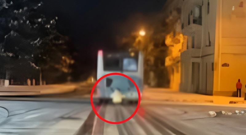 Sumqayıtda gənc avtobusdan tutaraq sürüşdü - DYP çağırış etdi