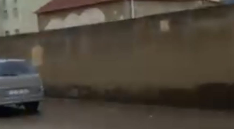 Sumqayıtda piyada səkisini hasarladılar