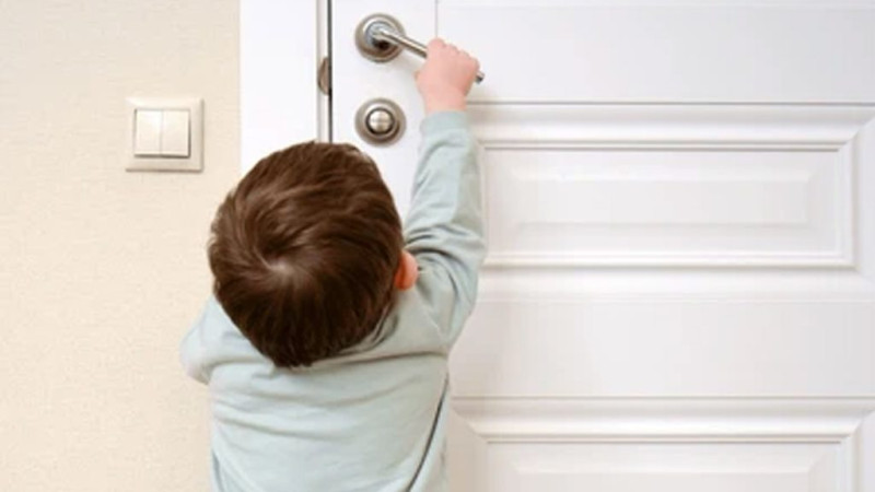 FHN mənzildə köməksiz qalan uşağı xilas etdi