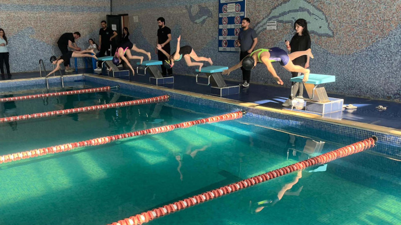 Üzgüçülük üzrə şəhər birinciliyinin qalibləri müəyyənləşdi