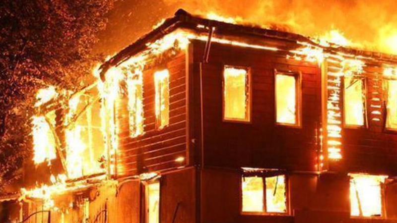 Novxanıda ikimərtəbəli ev yanıb