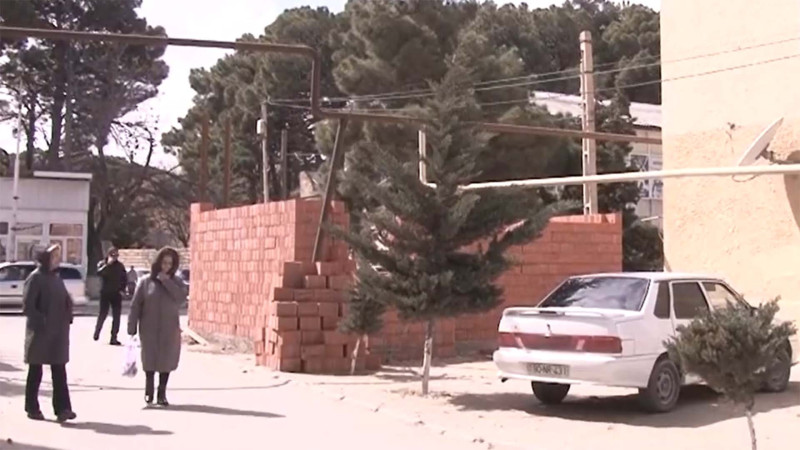 Qəsəbə sakinlərinin gününü qara edən tikinti