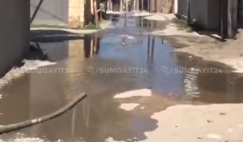 Sumqayıtda yola kanalizasiya suyu axıdılır