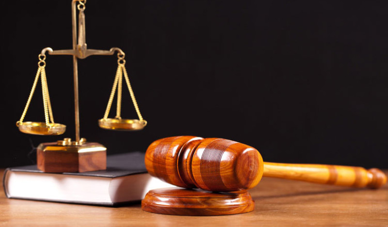 Yanından toz qaldırıb keçən sürücünü təhqir etdi, həbsə düşdü