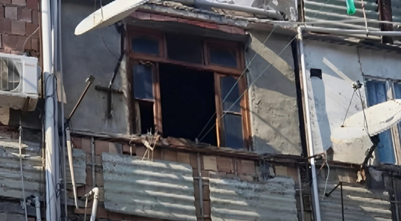 Sumqayıtda TƏHLÜKƏ: kişi qonşularına bıçaq çəkir - VİDEO