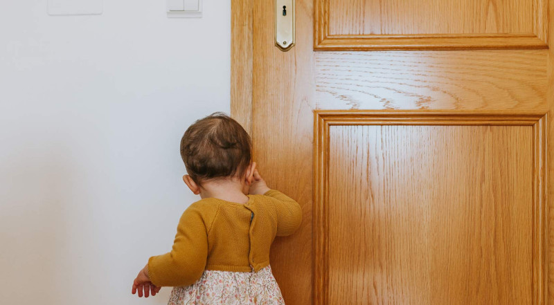 Mənzildə köməksiz qalan uşaq xilas edildi