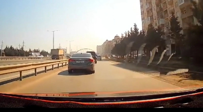 Sumqayıt yolunda yük maşını qəzaya düşüb - VİDEO