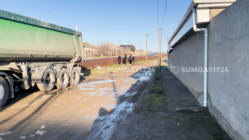 Yollar bu vəziyyətdədir, qurumlar isə bir-birinin üzərinə atır - VİDEO