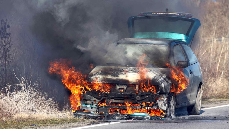 Koroğlu prospketində maşın yanıb - VİDEO